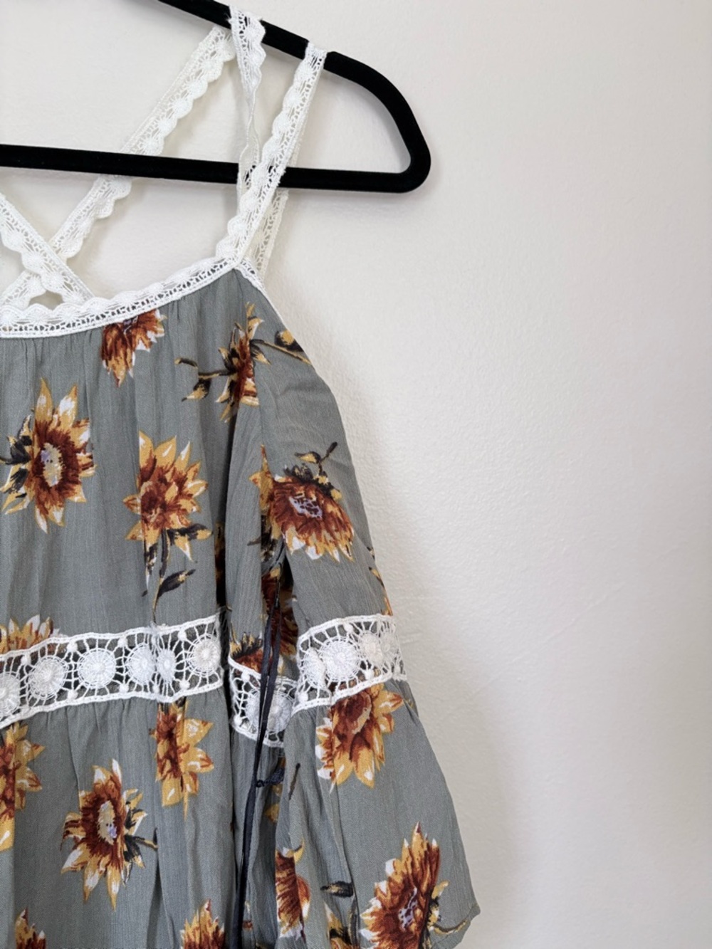 Doe & Rae Sage Green Sunflower Lace Sundress Size Small NWT - Picture 4 of 16